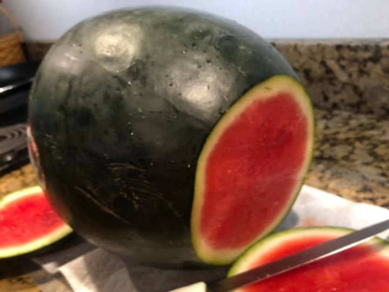 Eine angeschnittene Wassermelone