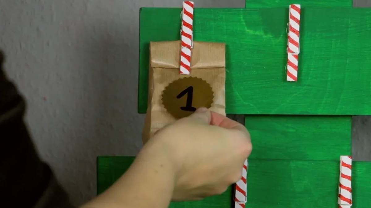 Adventskalender aus WÃ¤scheklammern und Holz basteln.