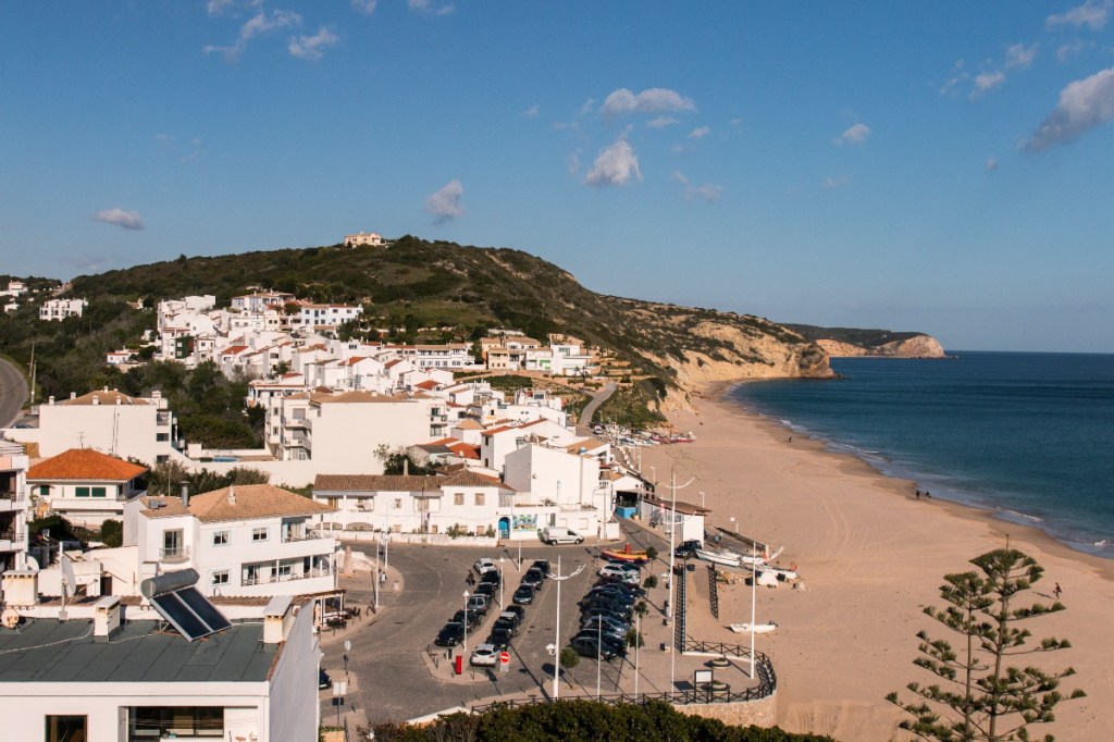 Ein kleines Fischerdorf mit Strand, Urlaubs-Foto.