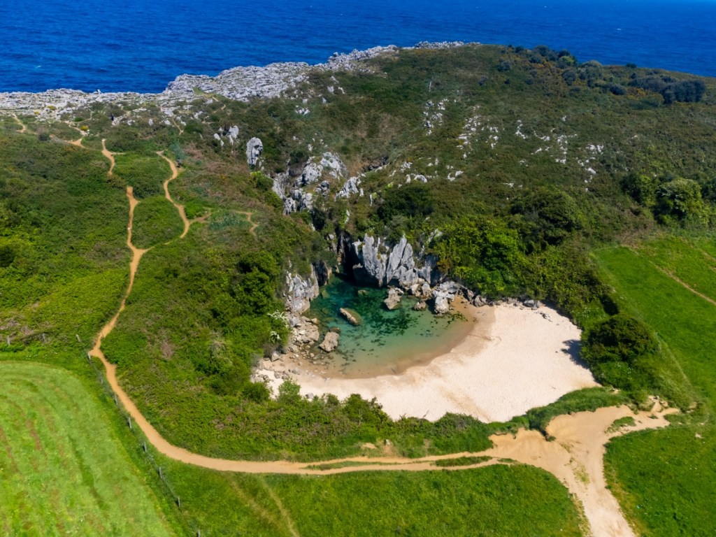 Ein kleiner Binnenstrand in einer Bucht.