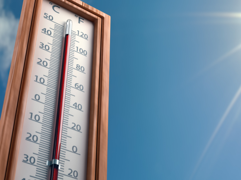 Ein Thermometer, das eine Temperatur um 40 Grad zeigt.