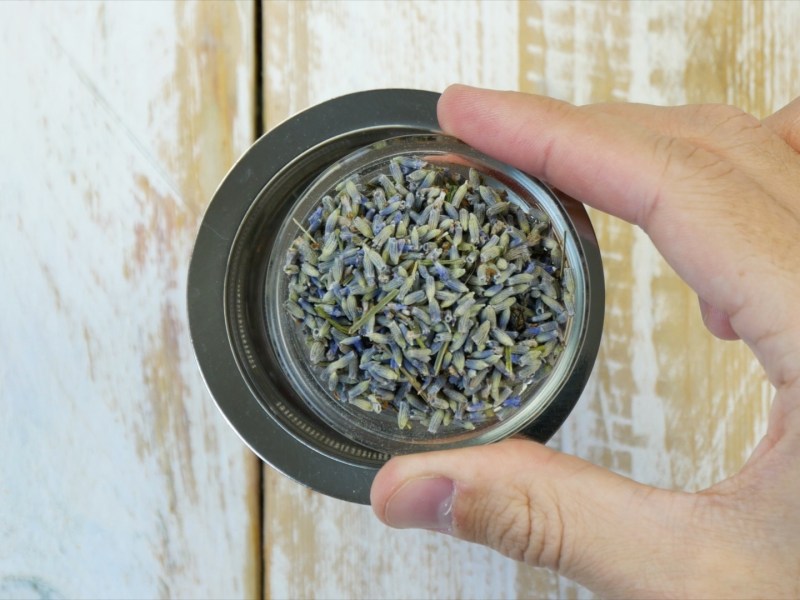 Getrockneter Lavendel in einem Glas.