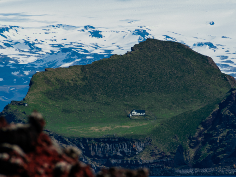 Ein einzelnes Haus auf einer abgelegenen grünen Insel. Ein beliebtes Urlaubsziel.