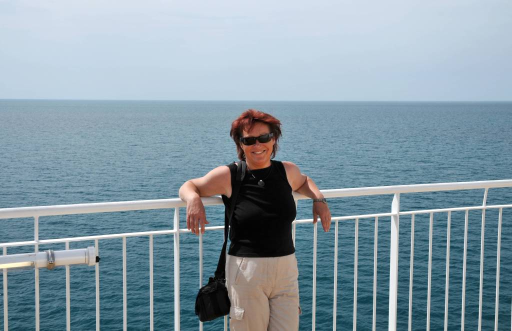 Frau auf einem Kreuzfahrtschiff.