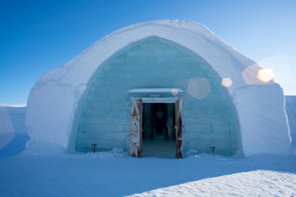 Ein Hotel, das aus Eisblöcken gebaut wurde.