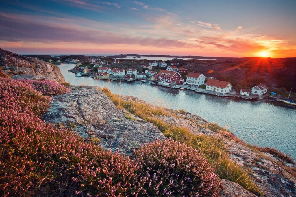 Ein Bild einer kleinen schwedischen Stadt bei Sonnenuntergang.