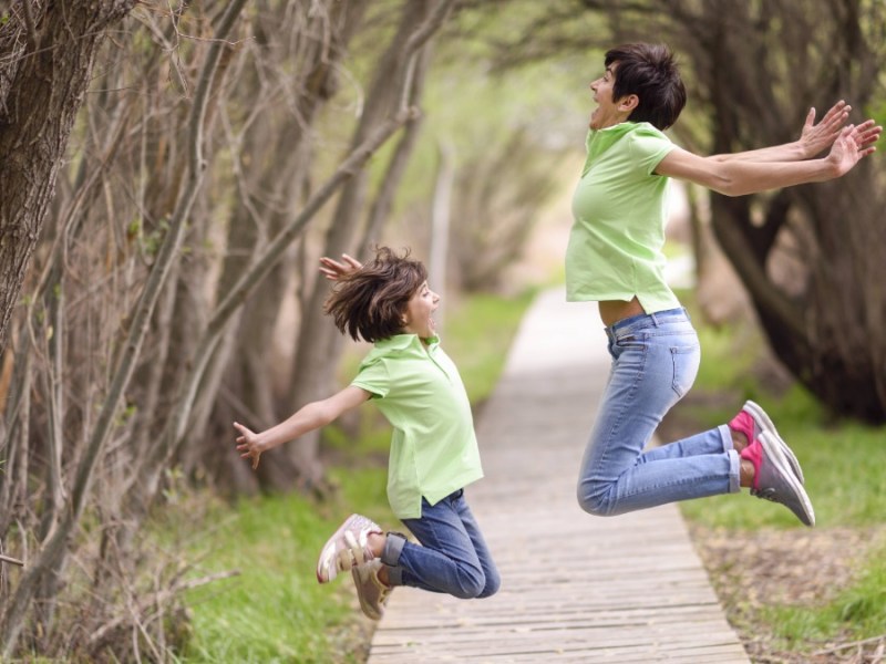 Mutter und Tochter springen gemeinsam