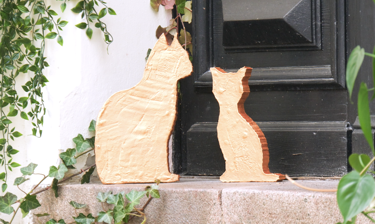 Katzen aus Beton als Deko fÃ¼r den Garten.