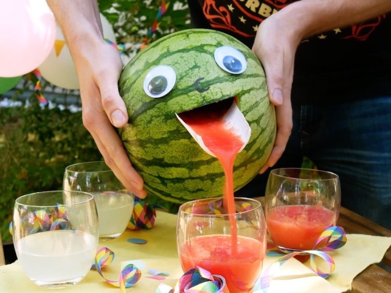 Saft wird aus einer Wassermelone gegossen.