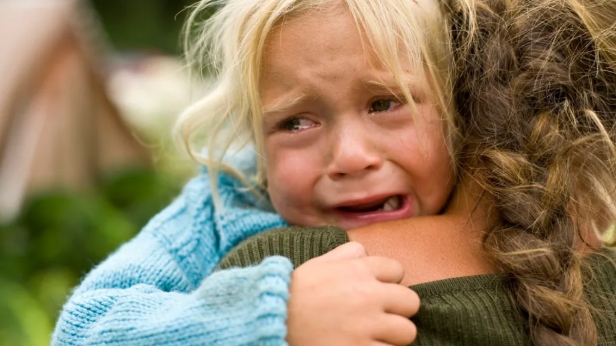 weinendes Mädchen klammert sich an seine Mutter
