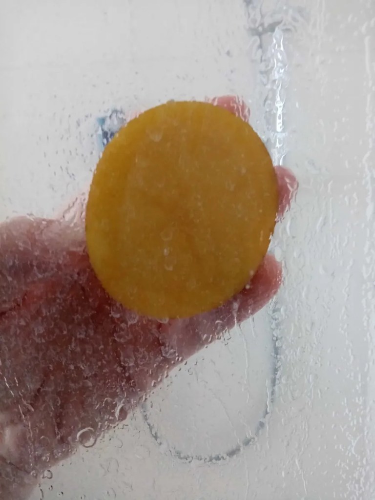 Dusche mit Kartoffel putzen