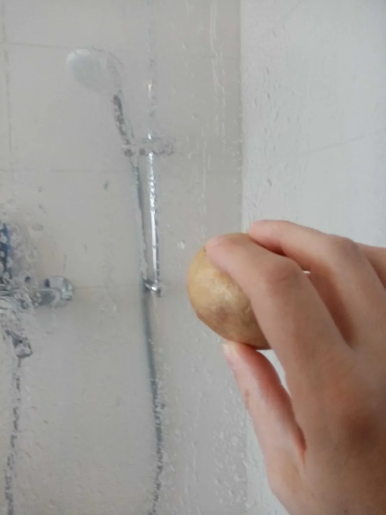 Duschkabine mit Kartoffel einreiben.
