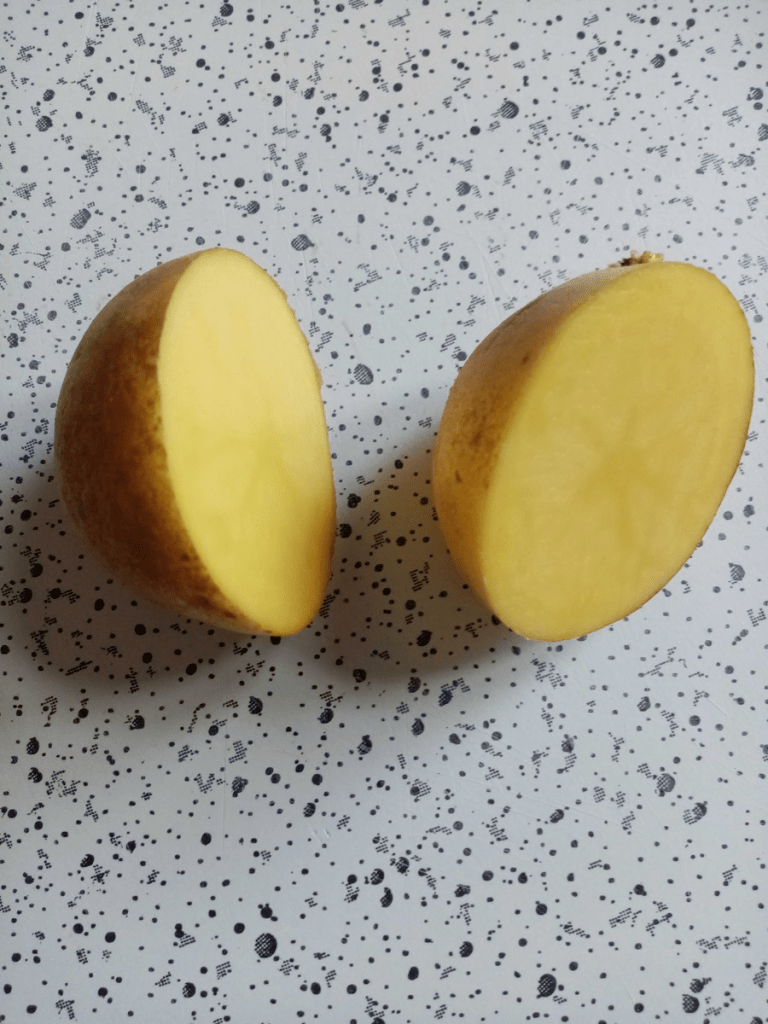 Kartoffel halbieren und zum Putzen verwenden
