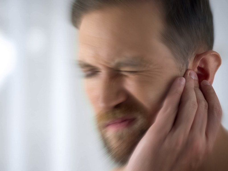 Tinnitus: Das kannst du gegen das Piepen im Ohr tun.