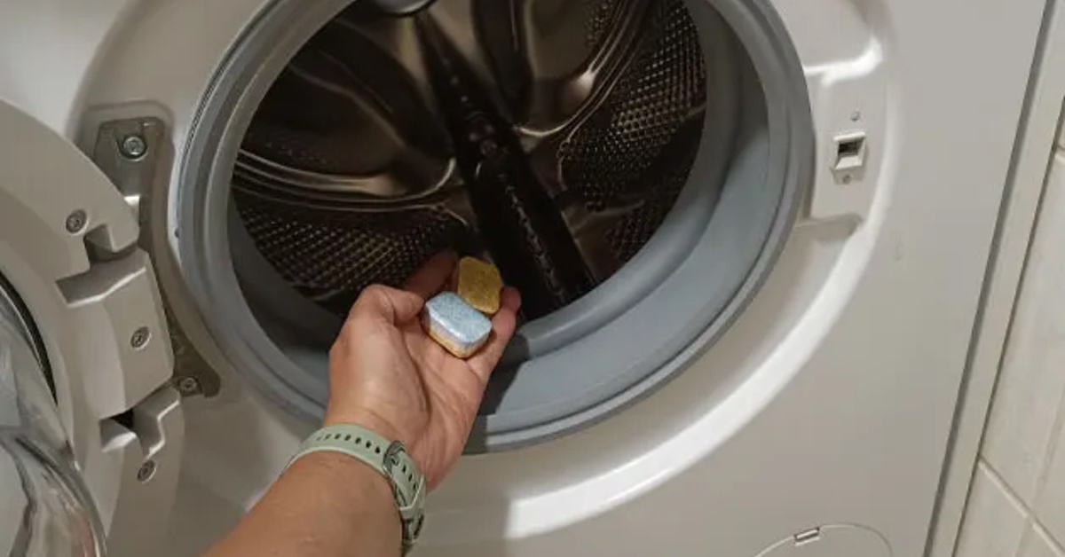 Spülmaschinentab in die Waschmaschine legen.