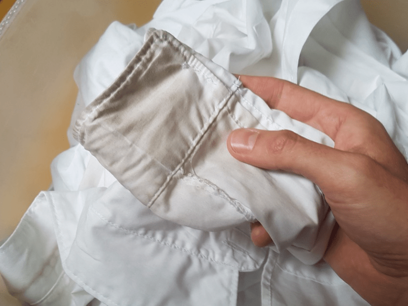 Weiße Wäsche mit starken Grauschleier.