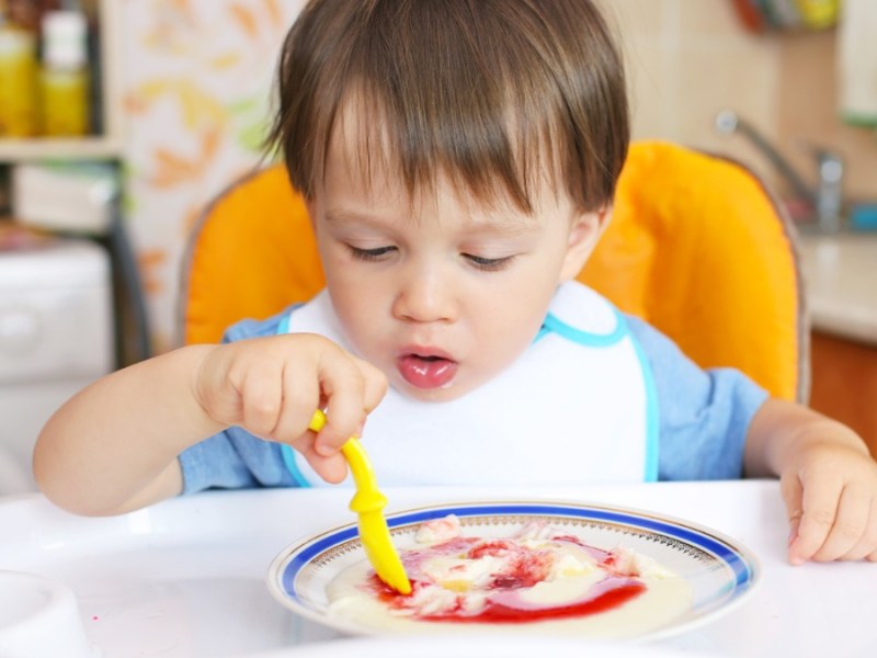 kleiner Junge isst Grießbrei