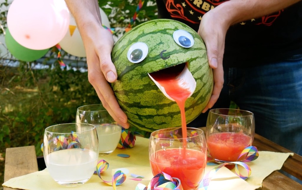 Wassermelonen-Smoothie aus einer Wassermelone direkt eingegossen.