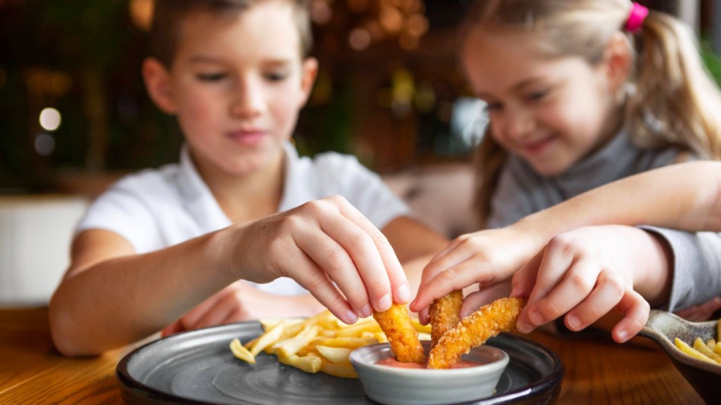 Kinder essen mit Begeisterung Fast Food