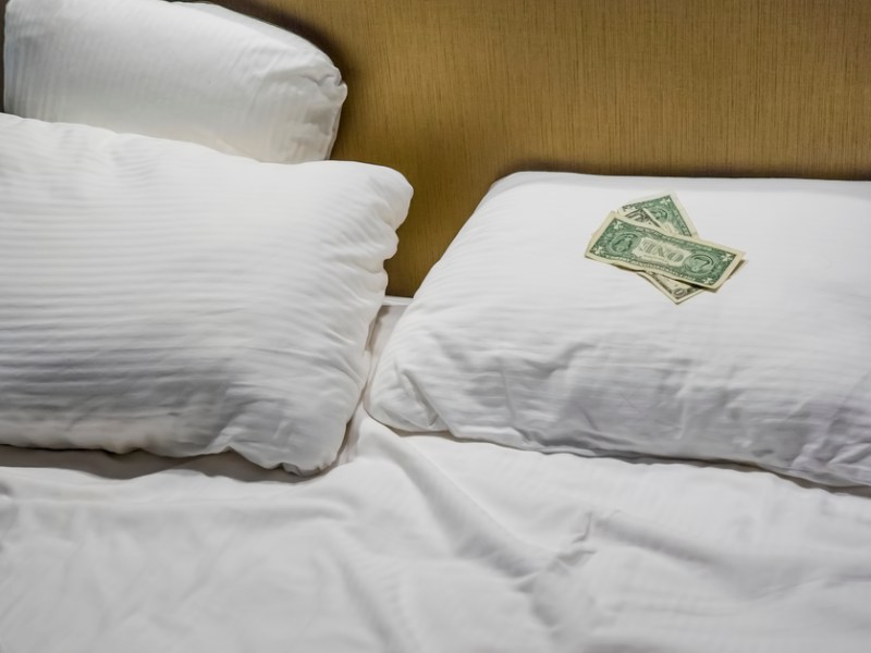 Geld liegt auf einem Hotelbett