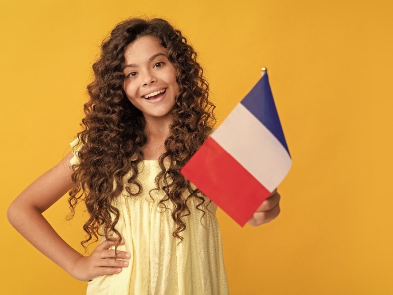 fröhliches Mädchen mit französischer Flagge