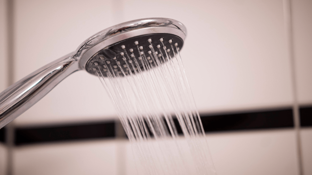 Wasser kommt aus einem Duschkopf.