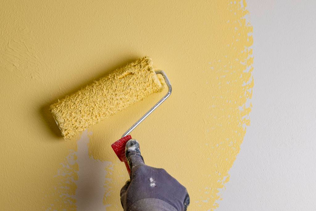 Wand mit gelber Farbe streichen.