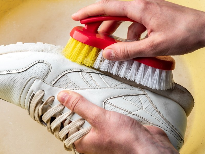 5 Tricks, damit weiße Sneaker wieder richtig sauber werden