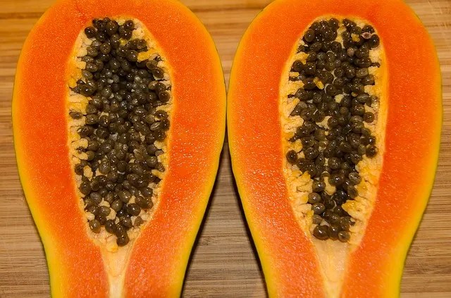 Papaya aufgeschnitten