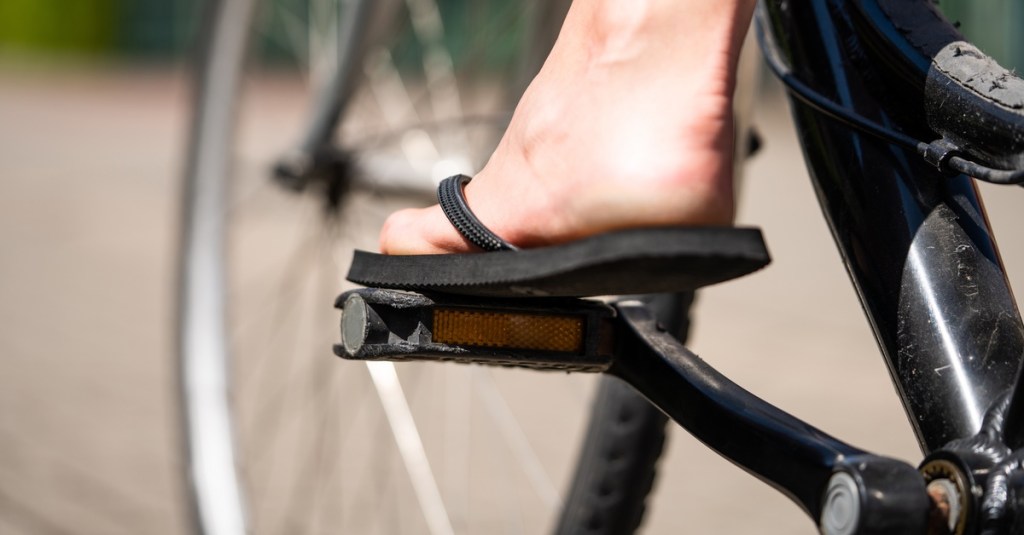 Fahrrad fahren mit Flip-Flops.