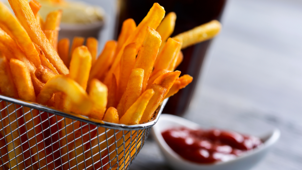 Eine Portion Pommes mit Ketchup.