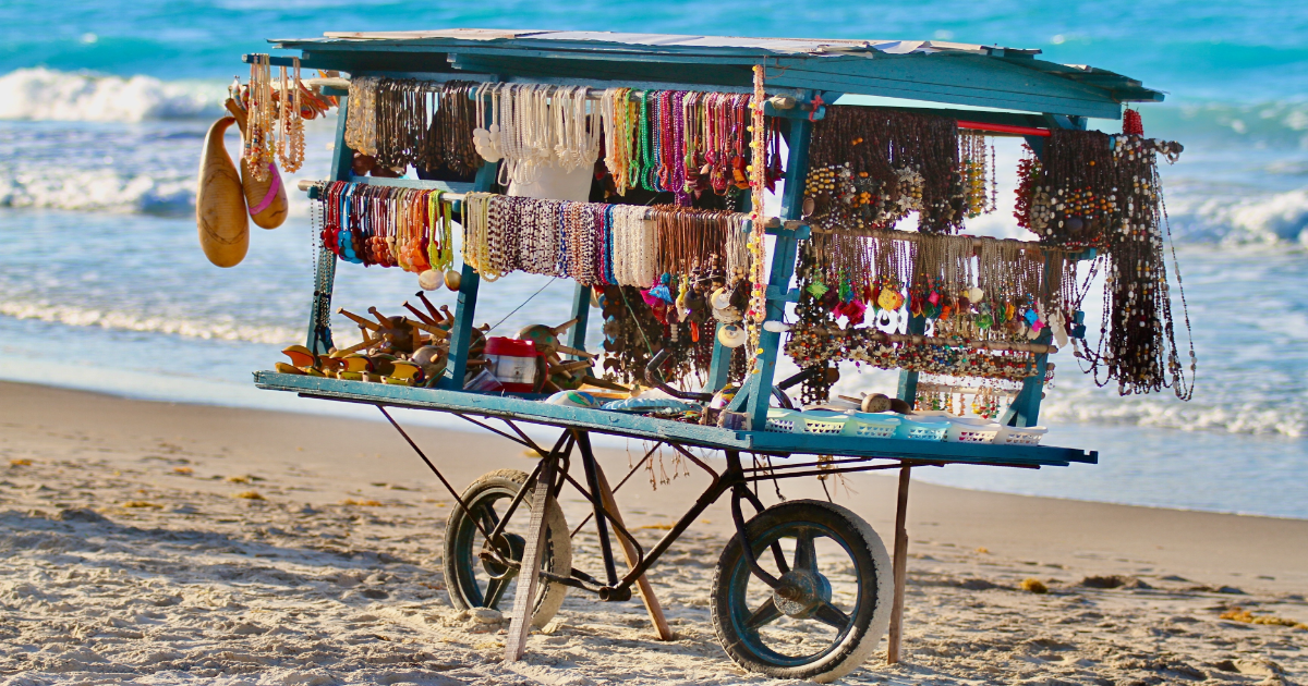 Ein Verkaufsstand am Strand, zu sehen sind verschiedene Urlaubssouvenirs.