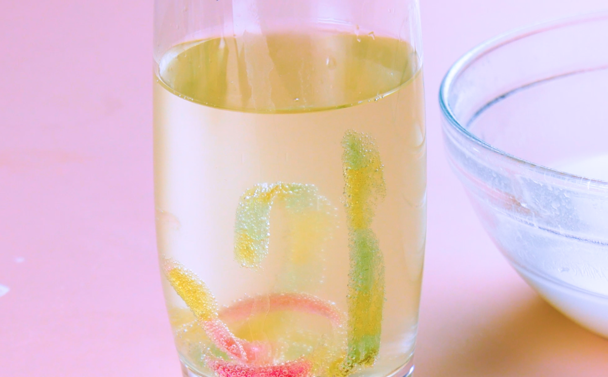 Gummiwürmchen mit Bläschen in einem Glas