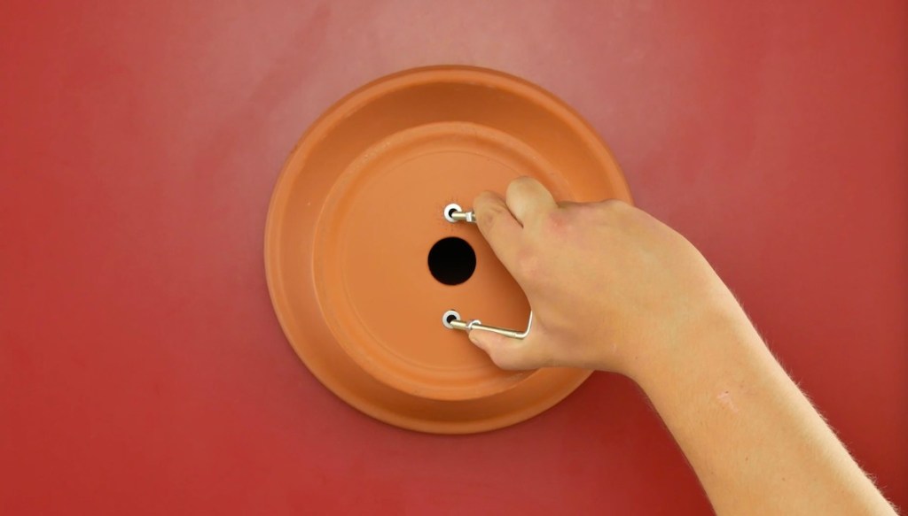 Ein Gewindebügel wird auf den Keramiktopf geschraubt.