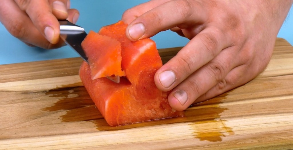 Eine Wassermelone wird angeschnitten.