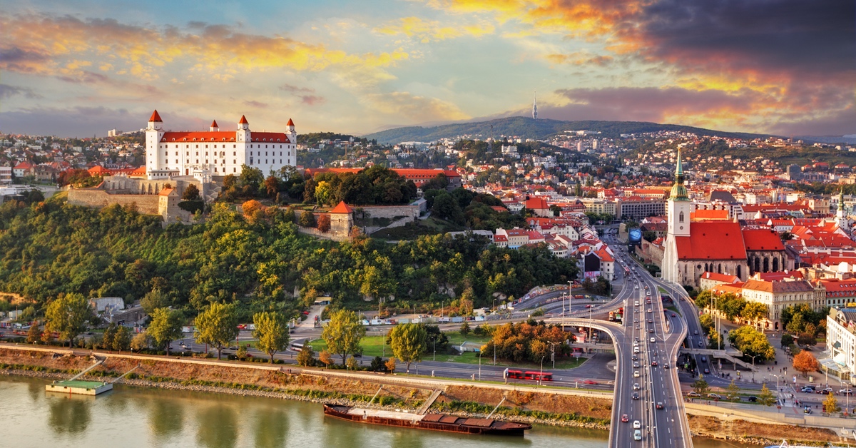 Die Skyline von Bratislava  mit dem Schloss auf einem HÃ¼gel