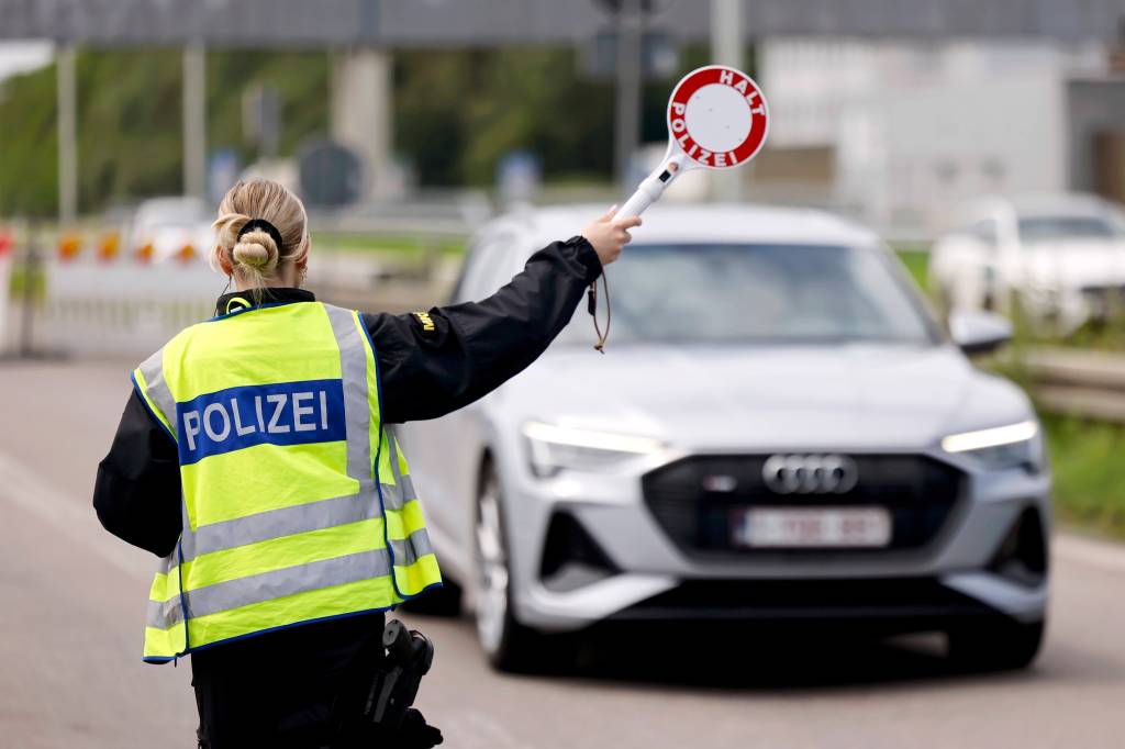 SUV muss in die Verkehrskontrolle.