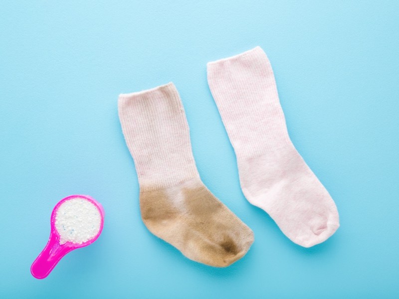 4 Tricks, um vergilbte Socken wieder weiß zu waschen