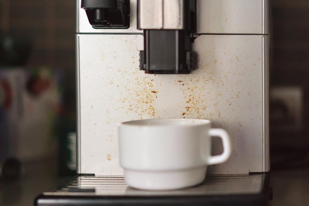 Ein dreckiger Kaffee-Automat.