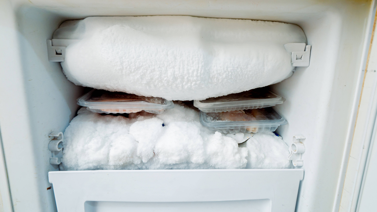 Eisschicht im Gefrierschrank. Mit diesem Hausmittel kannst du die Eisbildung verhindern.