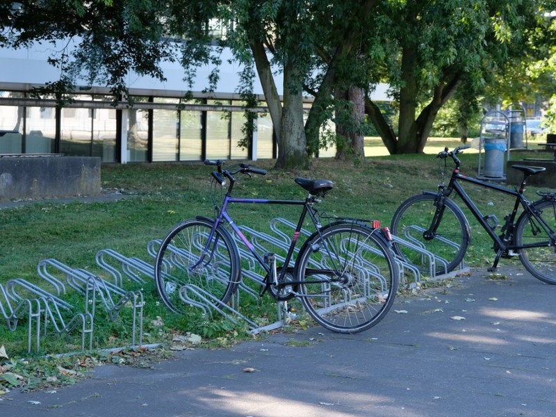 Zwei Fahrräder stehen in einem allseits bekannten Fahrradständer.