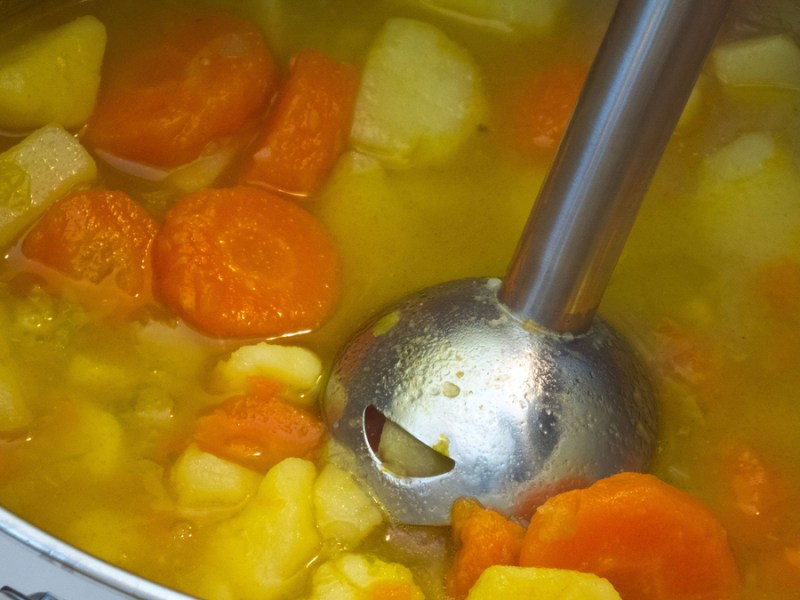 Kartoffelsuppe mit Stabmixer pürieren.