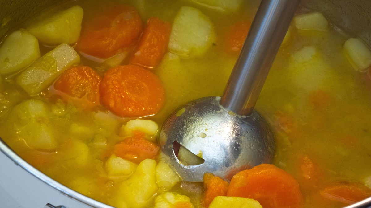 Kartoffelsuppe mit Stabmixer pÃ¼rieren.