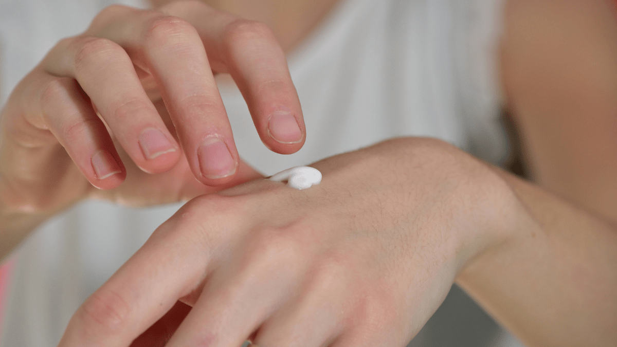 Hände mit Handcreme