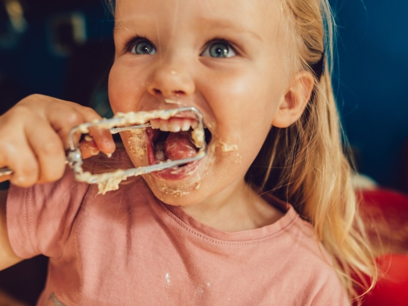 PlÃ¤tzchen backen: Aus diesem Grund sollten Kinder nicht zu viel Teig naschen