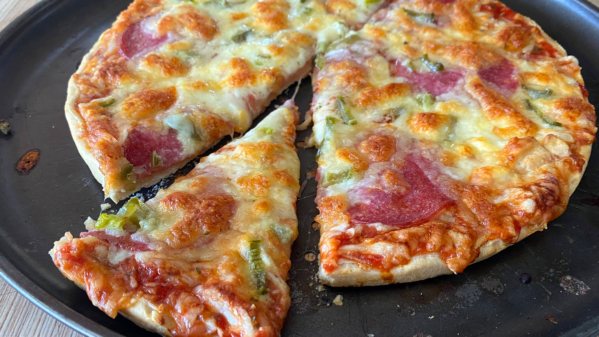 Knusprig aufgebackene TiefkÃ¼hlpizza.