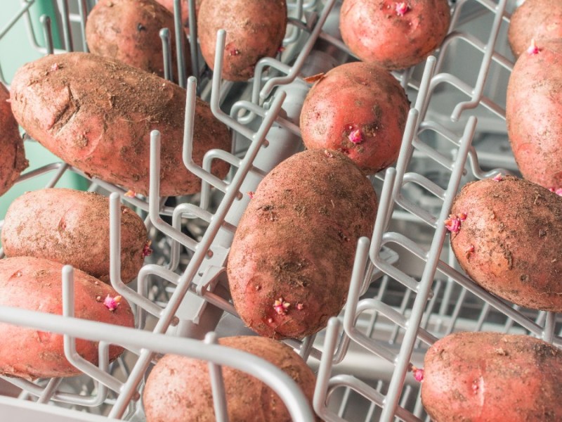 Kartoffeln liegen im oberen Korb der Spülmaschine