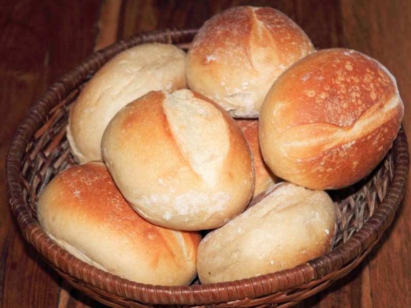 Aufgebackene Brötchen in einem Korb.