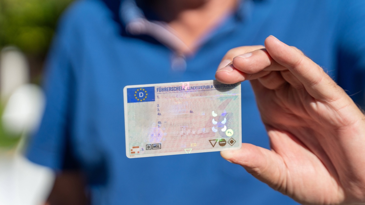 Jemand hält seinen Führerschein in der Hand.