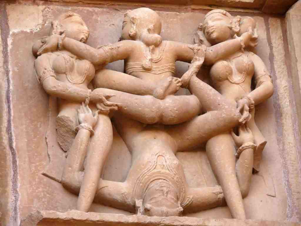 Kamasutra: Historische Skulpturen in erotischer Position.